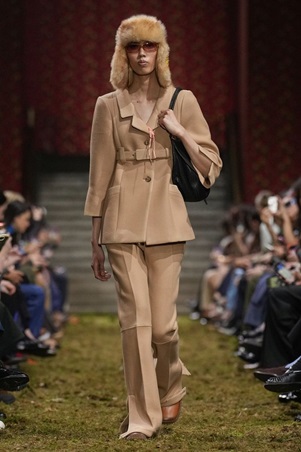 لمسة من الألفينات تعود إلى المنصة